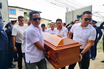 Allegados del alcalde cargaron su féretro.