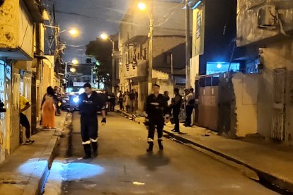 Policías acudieron al sitio luego del hecho violento.