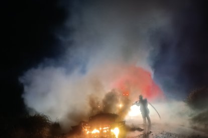 Las llamas alarmaron a los habitantes de la zona.