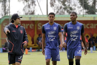 Juan Sebastián Rodríguez (c) y Diogo Bagüí (d) durante el entrenamiento.