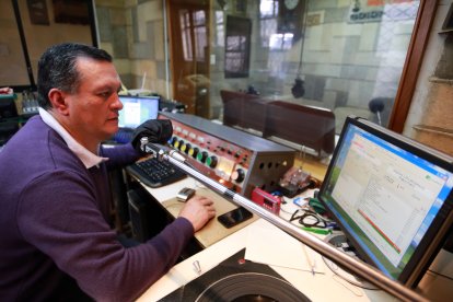 Carlos Cueva, su hijo, ayudó a que la radio encontrara su espacio a través de Internet.