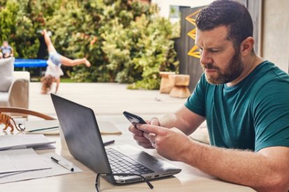 Es recomendable colocar un buen titular en la hoja de vida digital.