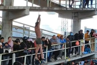 dos sujetos recibieron un castigo público en una plaza