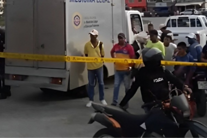 El carro de Medicina Legal llegó para levantar el cuerpo.