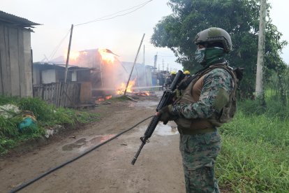 Dos casas que se usaban para mantener a personas secuestradas fueron destruidas a través de incineraciones