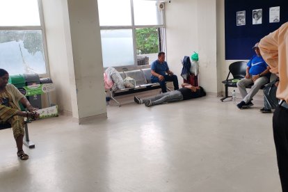 La sala de espera no cuenta con aire acondicionado, las familias duermen en el piso y llevan tarrinas para comer, pese a que está expresamente prohibido.