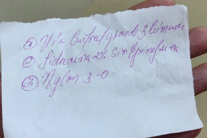 A los familiares de los pacientes les toca comprar las vías, fármacos y hasta el hilo para las suturas de las cirugías.