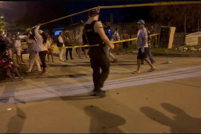 La Policía delimitó un perímetro para preservar la escena del crimen y buscar indicios.