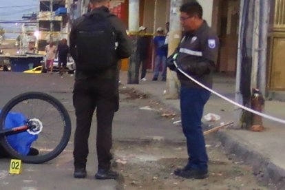 La víctima iba a su trabajo en bicicleta.