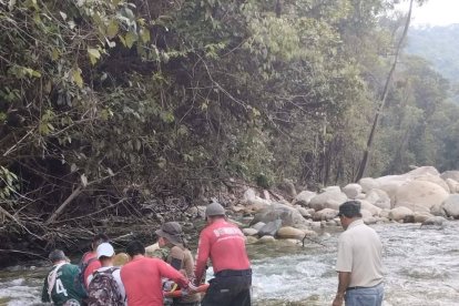 Rescatistas lograron sacar con vida al hombre de 75 años.