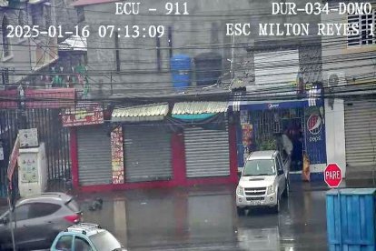 La ciudadela El Recreo, en Durán, amaneció con algunas calles cubiertas de agua.