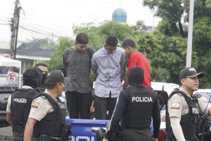 Los detenidos fueron llevados en camionetas de la Policía.