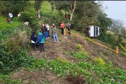 La camioneta y el conductor estaban a unos 200 metros al fondo de una quebrada.