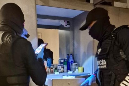 Se hallaron fajos de dinero en efectivo durante la operación Caso Fachada.