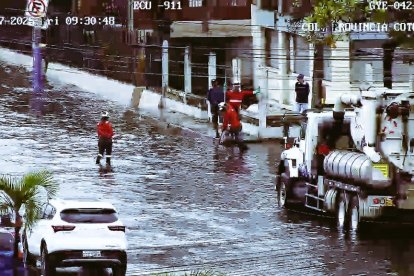 Personal municipal realiza trabajos de mantenimiento para aliviar las inundaciones en varios sectores del sur de Guayaquil.