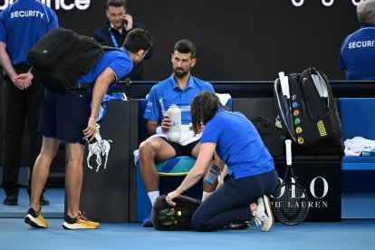 Novak Djokovic recibió asistencia médica por el desgaste físico.