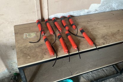 En poder de Rafiki se encontraron nueve tacos de dinamita de fabricación artesanal.