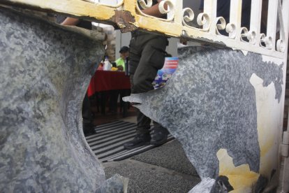 El estallido dejó daños en la puerta de la picantería.