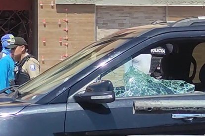 Personas encontraron a la jueza desangrándose dentro del vehiculo.