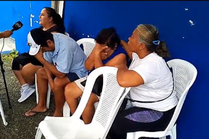 Los parientes están apesadumbrados por no saber nada de los pescadores.