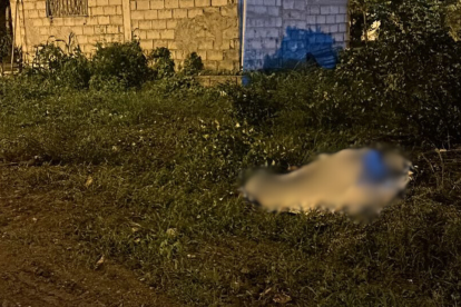 La víctima fue atacada con un arma blanca y su cuerpo fue encontrado en la calle.