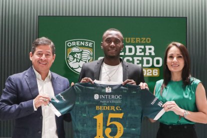 Beder Caicedo en su presentación junto a Darwin Palacios y la presidente Martha Romero.