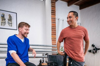 Mr. Beast (azul) junto una de las personas que ayudó.