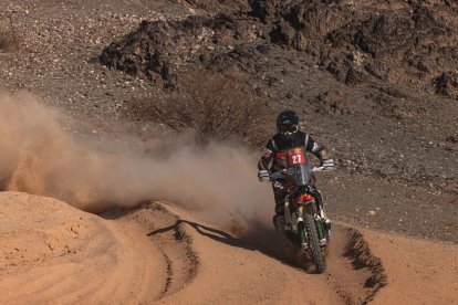 El tricolor Juan José Puga, en motos, tuvo que abandonar la prueba en la novena etapa por problemas de motor.