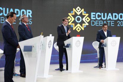 Candidatos en medio del debate presidencial Ecuador 2024.