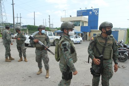 En las cárceles, los criminales han demostrado que, pese a los controles, siguen ingresando armas.