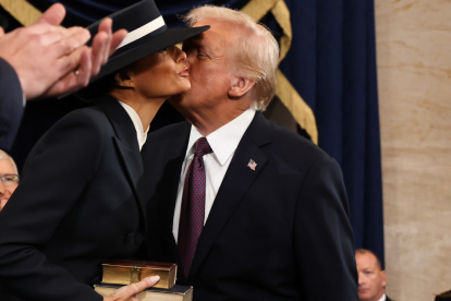 Melania Trump y su esposo Donald Trump en su posesión este 20 de enero.