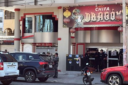 Tres personas fueron asesinadas en chifa de Machala.