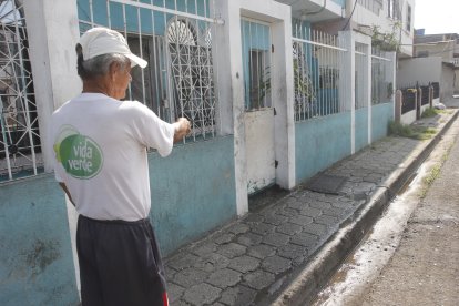Jorge Erazo señala el lugar donde sus vecinos fueron atacados la noche del domingo.