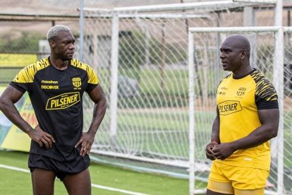 El DT Segundo Castillo (d) busca el equipo ideal. Felipe Caicedo (i) puede sumar sus primeros minutos con el Ídolo.