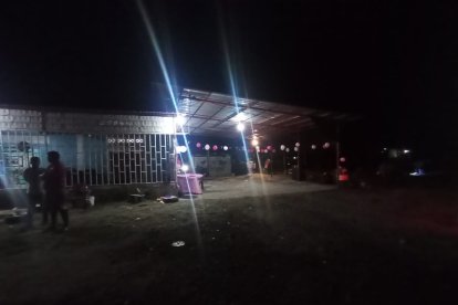 Por los disparos los asistentes al festejo corrieron.