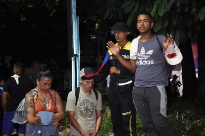 Migrantes latinos rezan antes de ir en caravana hasta la frontera con Estados Unidos desde su llegada a México.