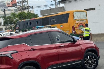En el vidrio del lado del copiloto quedaron las huellas de los balazos.