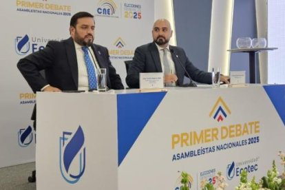 Andrés Madero, decano de la Facultad de Derecho, y Vicente Andrés Taiano, directivo de la Universidad Ecotec, explicaron el formato del debate.