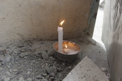 Familiares y vecinos de las victimas encendieron velas donde cayeron abatidos.