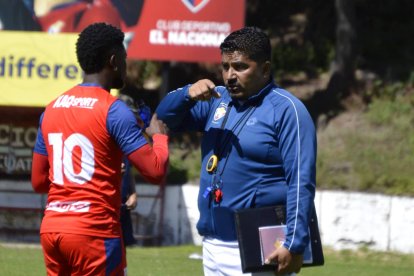 El Turco Asad (d) tendrá su debut ante la hinchada en el banquillo del Rojo.