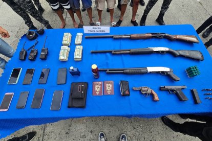 Entre las evidencias constan armas.