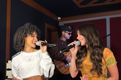 Con Naíza durante el cover del tema Corazón partío.