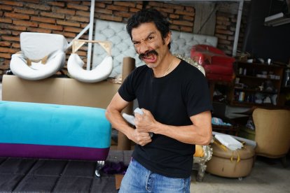 Se aprendió todos los gestos del personaje de la serie mexicana.