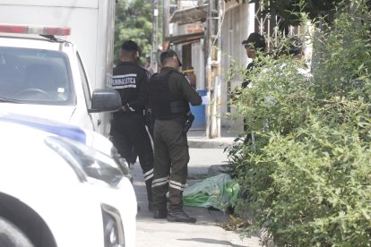 El cadáver quedo sobre la acera.