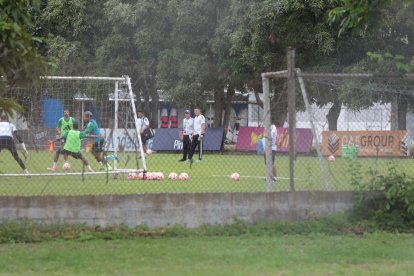 Emelec entrena de cara al partido en el estadio Reales Tamarindos.