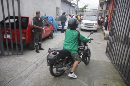 En el barrio, los moradores estaban alarmados y salieron de sus casas para observar el trabajo de la policía.