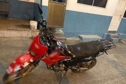 Una moto y un celular fueron incautados por agentes policiales.