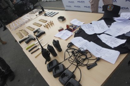 La Policía decomisó gran cantidad de armas y municiones en el operativo.