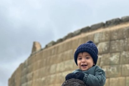 Renier con Antonella y el bebé de ambos.