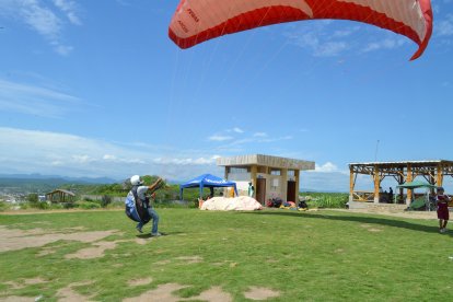 Los instructores enseñan a dominar el parapente.